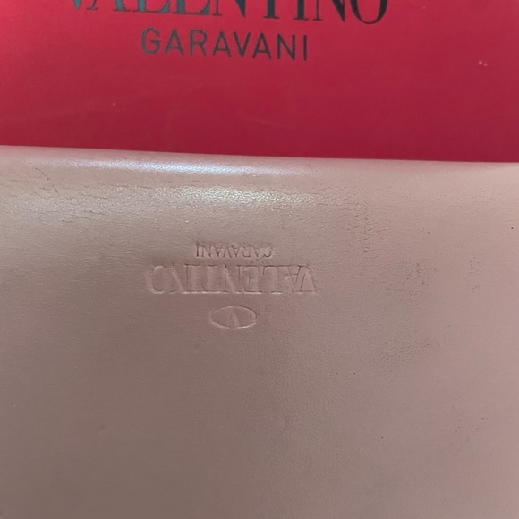 😈🌺Great Gift‼️ 🔥 Valentino Garavani Pink Zippy Wallet w Studs. W box.🔥 - Picture 2 of 6